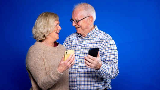 Eldre par ser på mobil