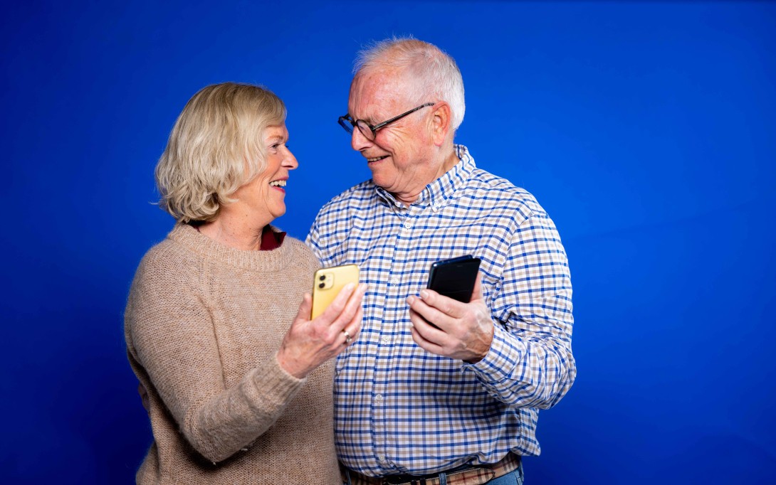 Eldre par ser på mobil